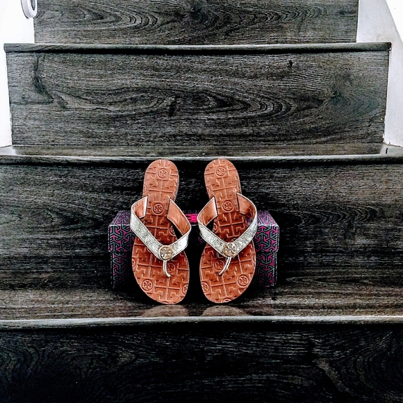 AUTHENTIC TORY BURCH GOLD CLASSIC FLIP FLOPS - Picture 2 of 3